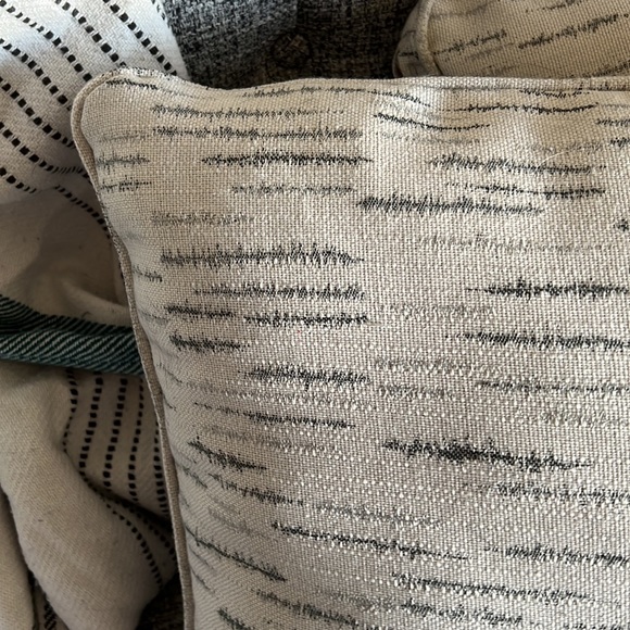 Set of Two Pillows EUC - Picture 2 of 5